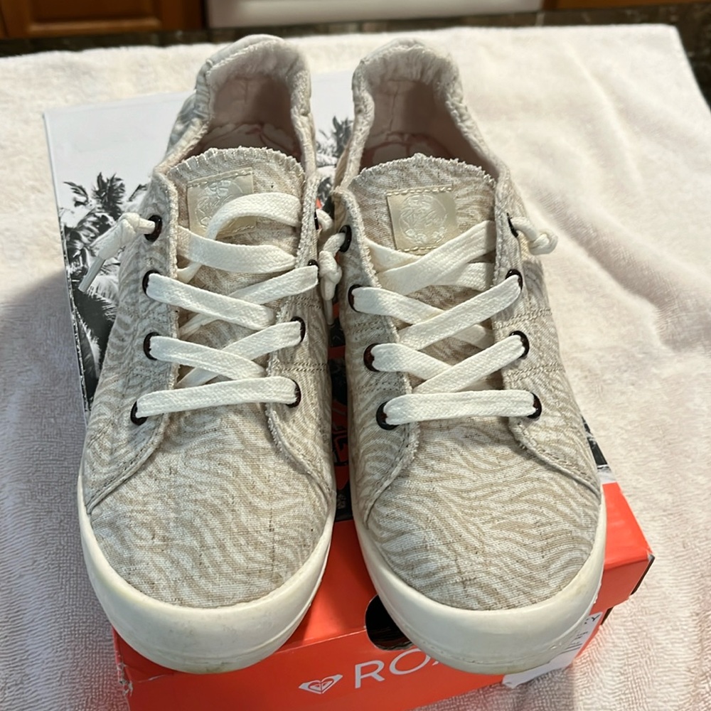 Roxy Tan/cream slip on tennis shoes